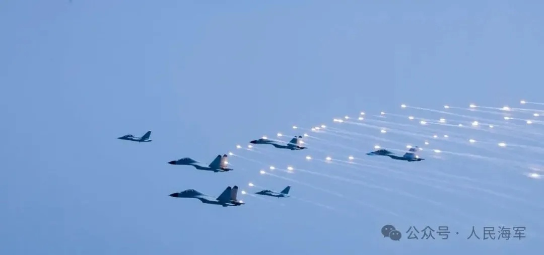 精彩飞行后，这名特级飞行员告别蓝天