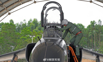组图！南部战区空军某旅多课目飞行训练