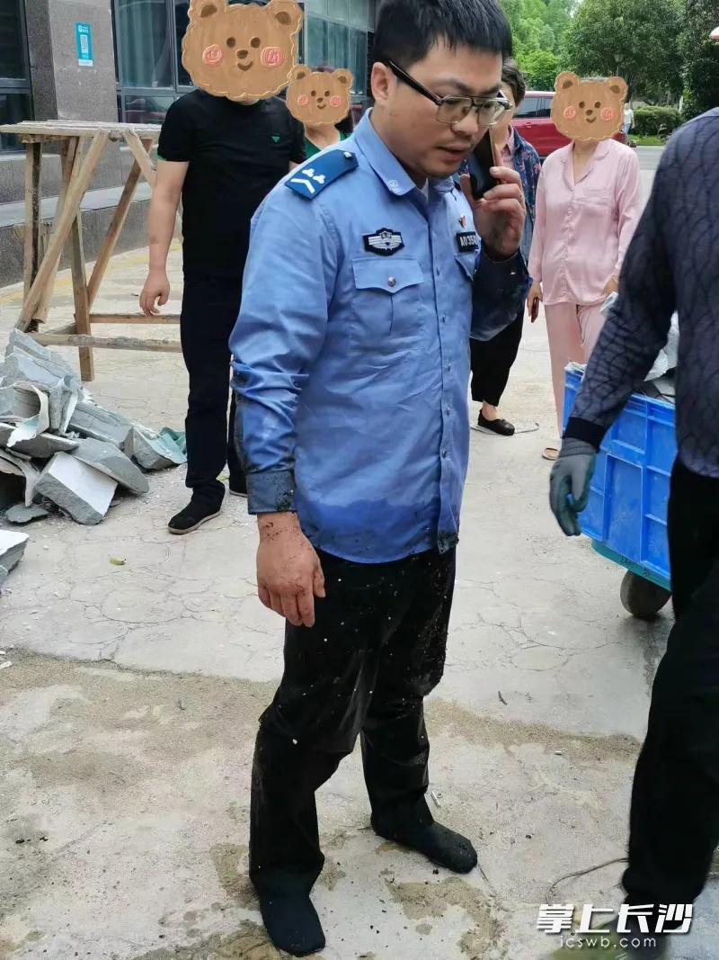 一名女子掉进化粪池!紧急时刻,有人跳了进去! 一名女子掉进化粪池!紧急时刻,有人跳了进去!