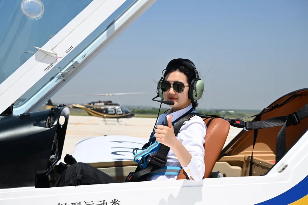 合肥17岁女孩拿到飞行驾照，全国最年轻
