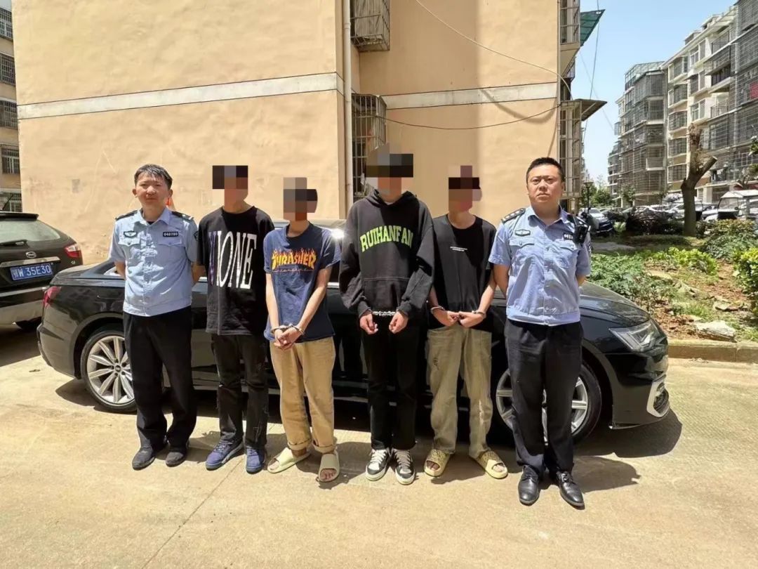 刑！窃贼得手后朝着摄像头挥舞钞票，次日民警带他们“现场回放”