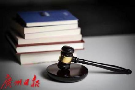 5岁小孩荡秋千撞伤7岁小孩，双方父母都不在场，谁来担责？