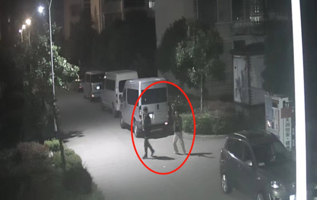 刑！窃贼得手后朝着摄像头挥舞钞票，次日民警带他们“现场回放”