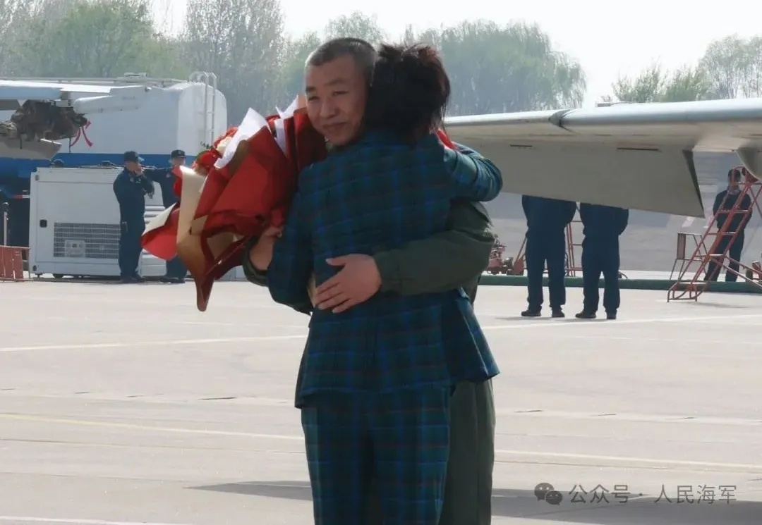 精彩飞行后，这名特级飞行员告别蓝天