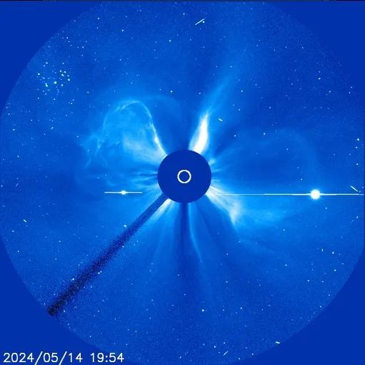 5月15日，太阳爆发X8.7级大耀斑！