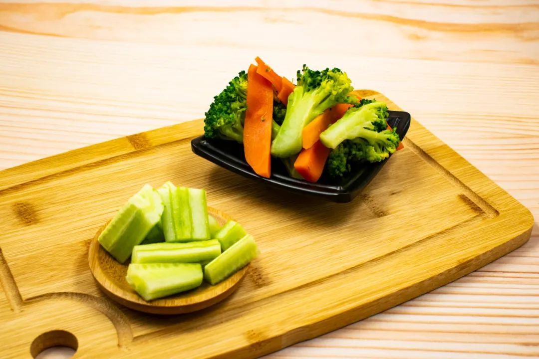 夏天来临,一盘凉拌黄瓜将他送进了医院...... 夏天来临,一盘凉拌黄瓜将他送进了医院......