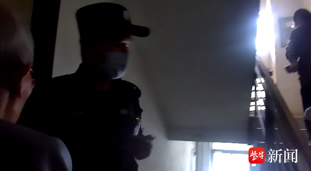 装有数万元现金的背包丢失,8旬老人慌忙求助民警 装有数万元现金的背包丢失,8旬老人慌忙求助民警