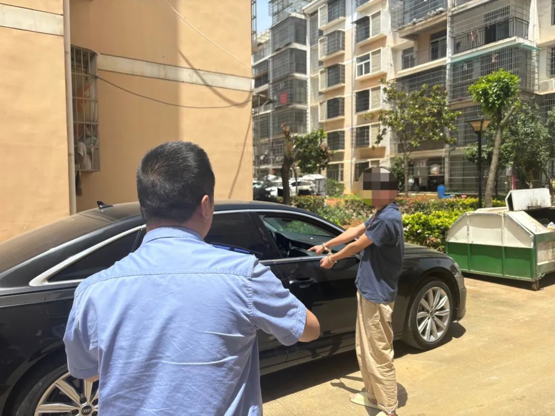 刑！窃贼得手后朝着摄像头挥舞钞票，次日民警带他们“现场回放”