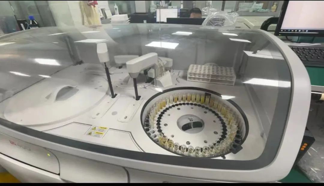 检测在医院我们会使用显微镜,自动拍摄这些尿液在显微镜下的一些沉渣