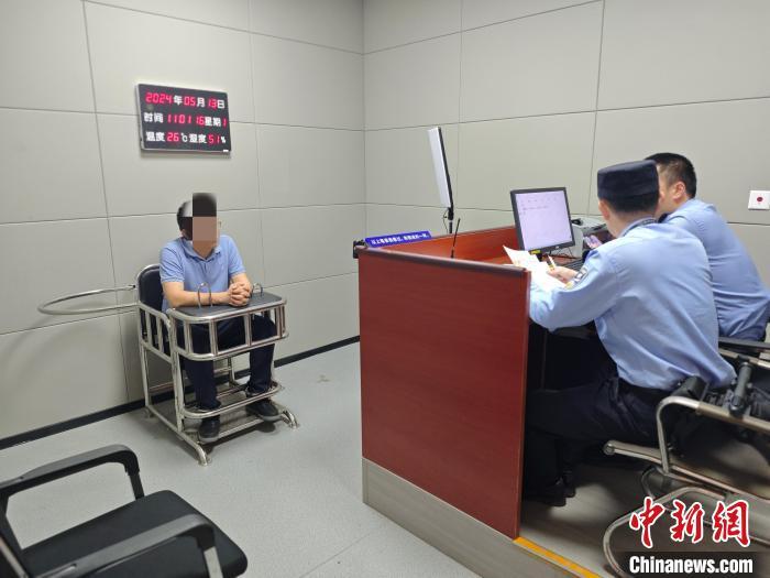 罚款500元!一男子在高铁上吸电子烟,涉嫌危害铁路安全 罚款500元!一男子在高铁上吸电子烟,涉嫌危害铁路安全