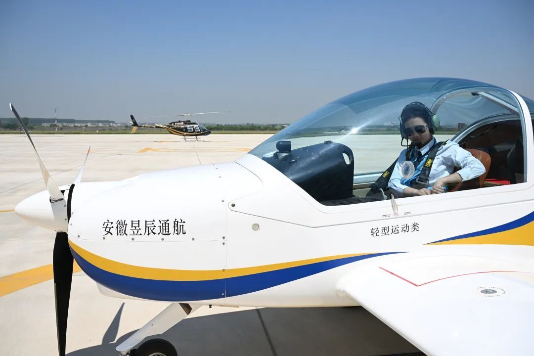 合肥17岁女孩拿到飞行驾照，全国最年轻