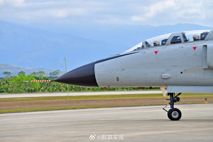 组图！南部战区空军某旅多课目飞行训练