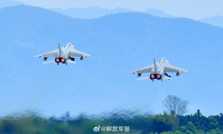 组图！南部战区空军某旅多课目飞行训练