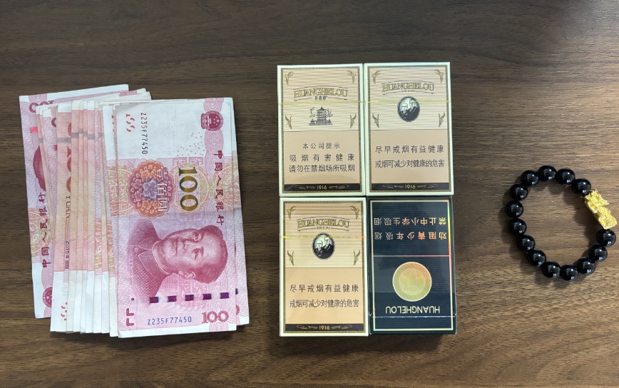 刑！窃贼得手后朝着摄像头挥舞钞票，次日民警带他们“现场回放”