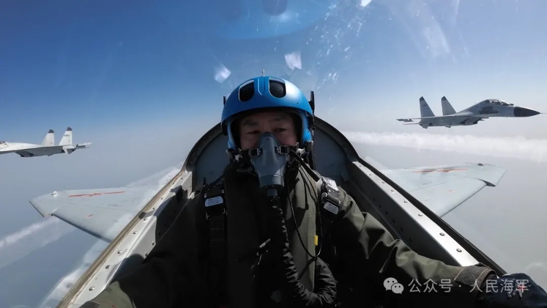精彩飞行后，这名特级飞行员告别蓝天