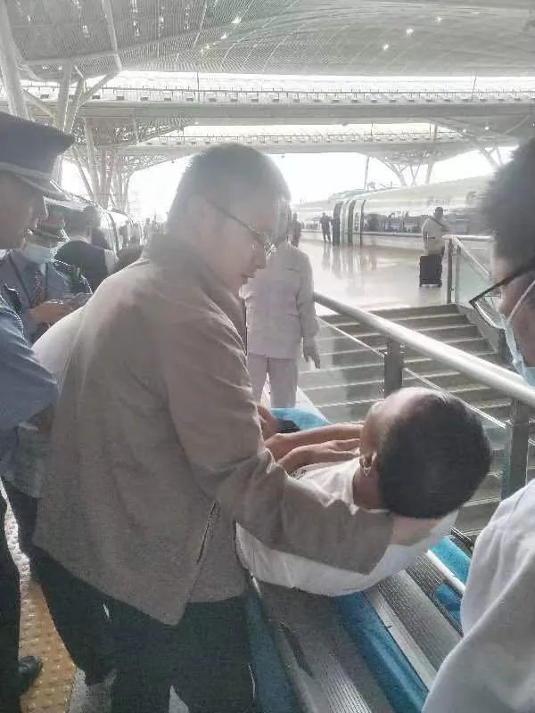 G2296次列车，上演生死时刻