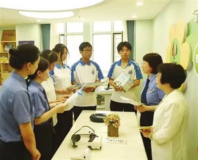 孩子校门口被打，父亲把10位家长告了