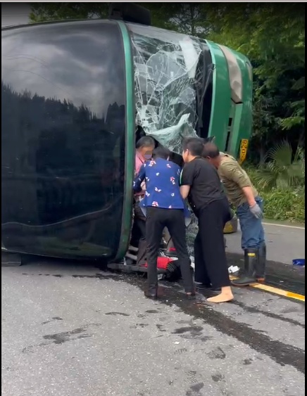 多人惊险逃出!一旅游大巴侧翻,警方通报 多人惊险逃出!一旅游大巴侧翻,警方通报