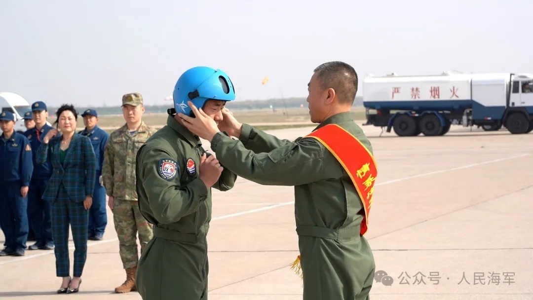 精彩飞行后，这名特级飞行员告别蓝天