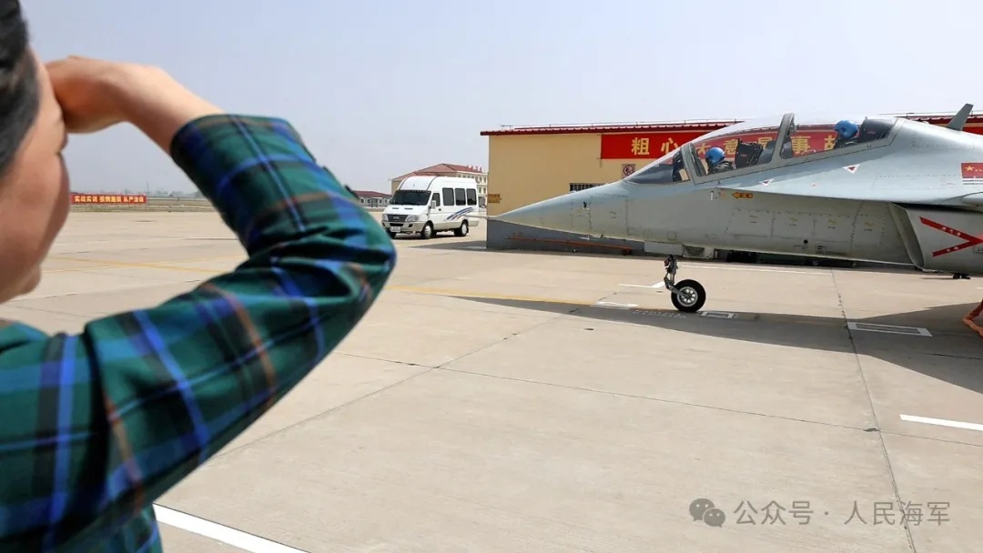 精彩飞行后，这名特级飞行员告别蓝天