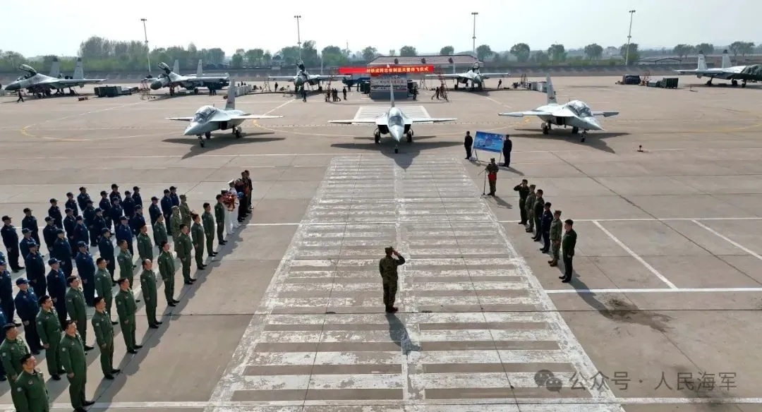 精彩飞行后，这名特级飞行员告别蓝天