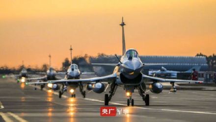 战机与晚霞同框画面绝了