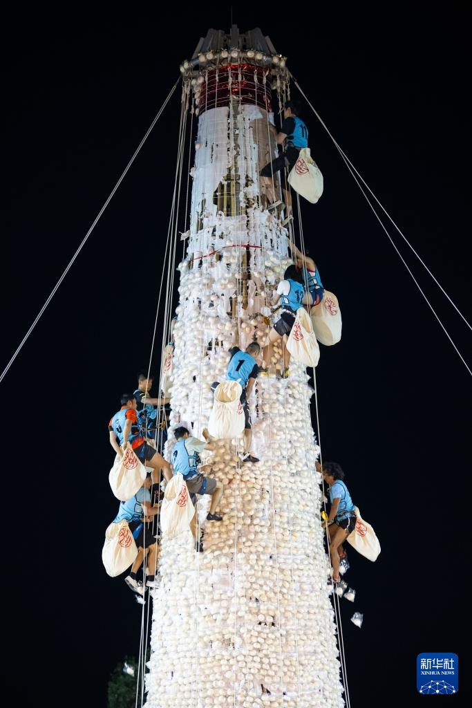 香港长洲“抢包山”引千余人感受传统文化魅力