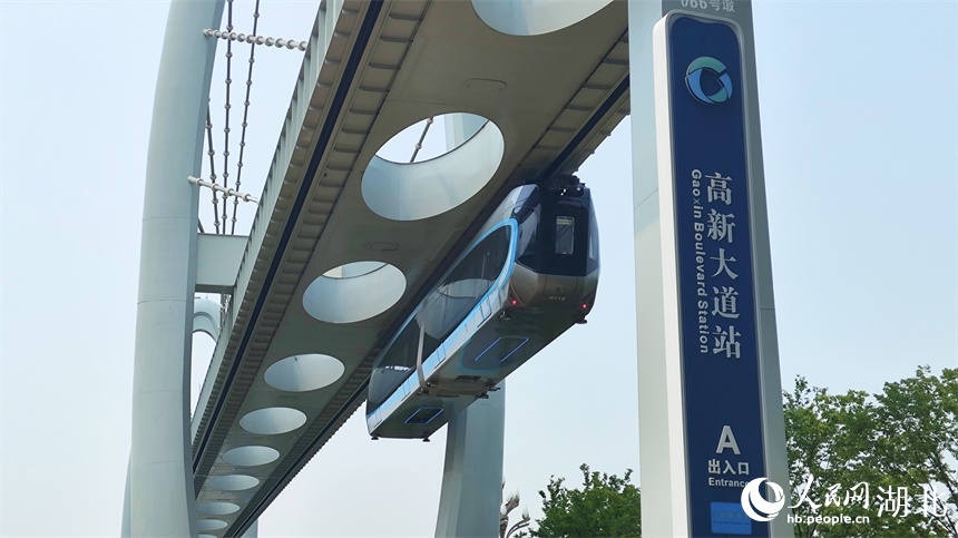 凌空飞行！武汉空轨列车科技感十足