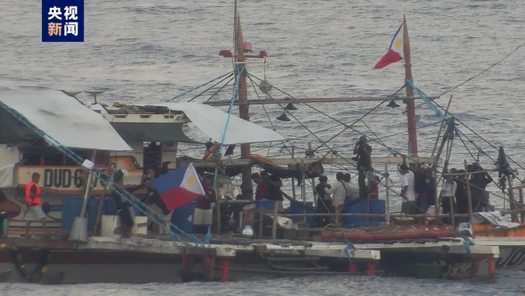 菲律宾船只摆拍作秀，中国海警现场管制！