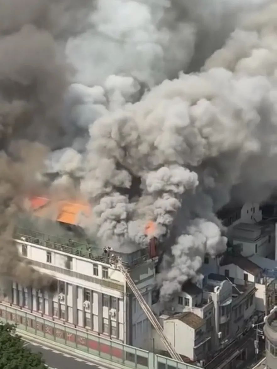 广州一批发市场突发火灾:致一人死亡 广州一批发市场突发火灾:致一人死亡