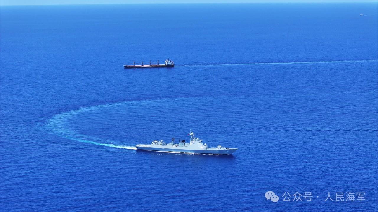 直击现场！中国海军完成两艘外籍船舶护航任务