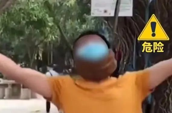 男子小区内“挂脖”锻炼意外身亡!目击者:他在网上学的… 男子小区内“挂脖”锻炼意外身亡!目击者:他在网上学的…