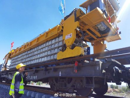 这条高铁全线开始铺轨！