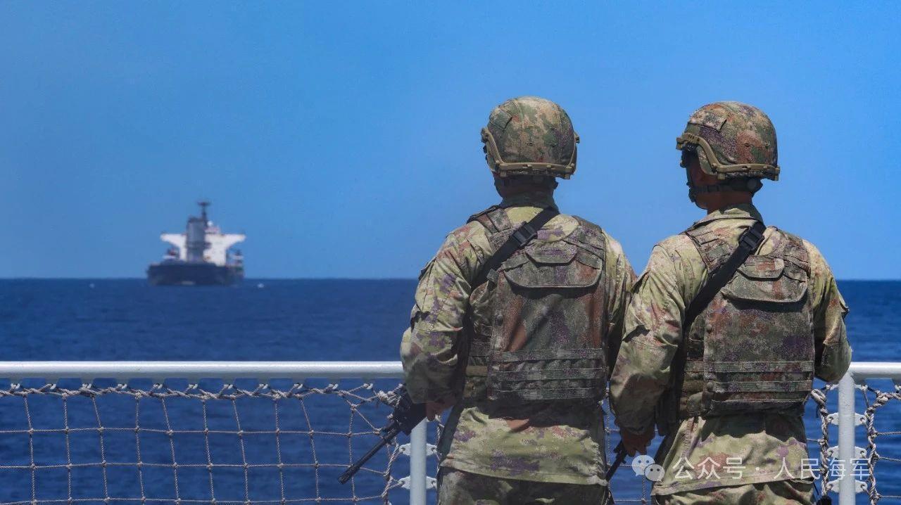 直击现场！中国海军完成两艘外籍船舶护航任务