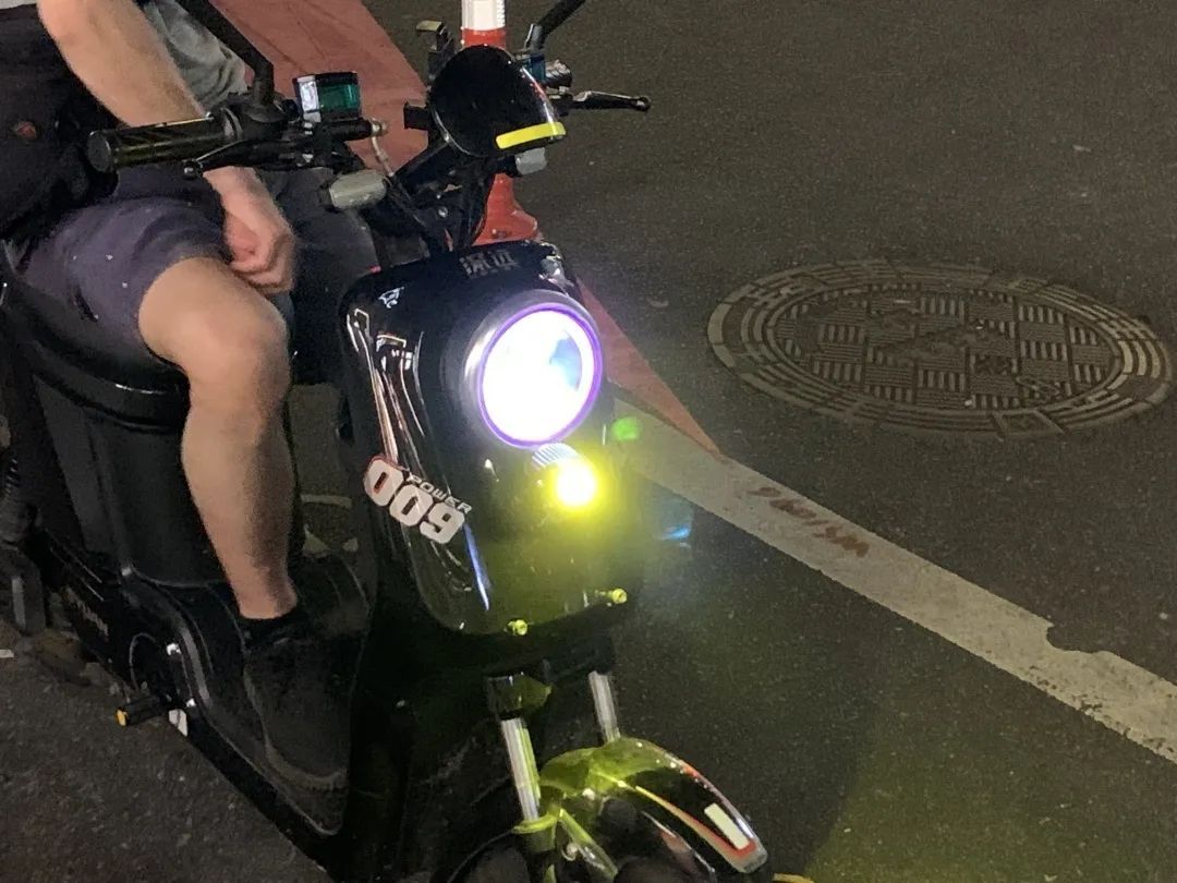 “眼睛快被晃瞎了”！广州街头频现，非常危险！