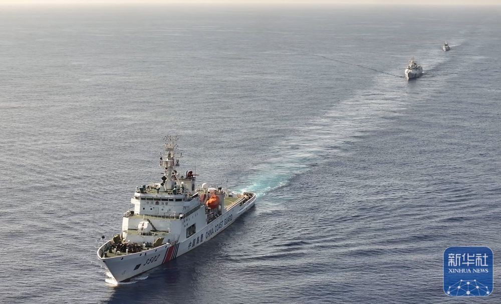 中国海警在我国黄岩岛海域开展日常训练