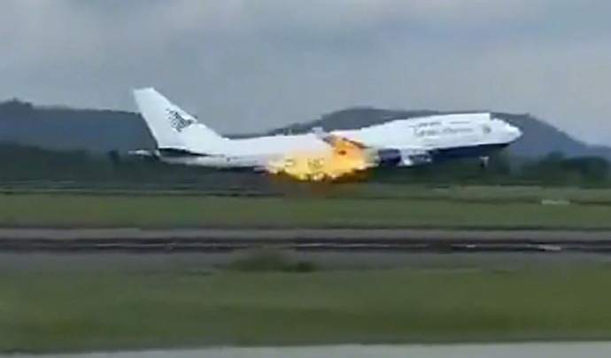 载有468人波音客机因引擎起火紧急降落 载有468人波音客机因引擎起火紧急降落