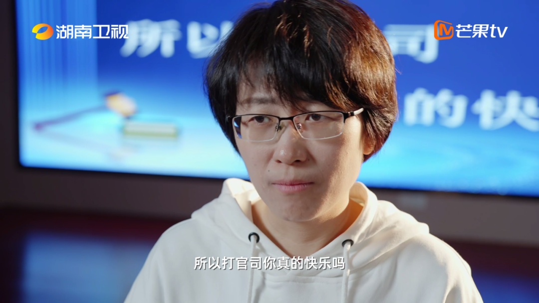 白天开庭晚上写短剧，青年法官化身普法“喜剧人”