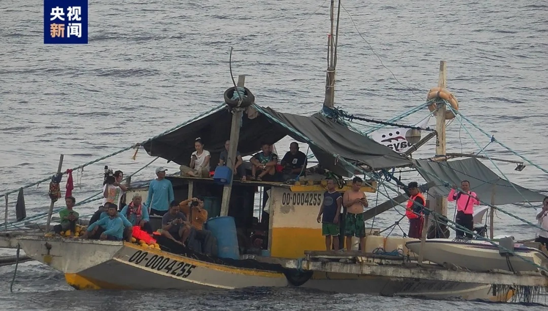 菲律宾船只摆拍作秀，中国海警现场管制！