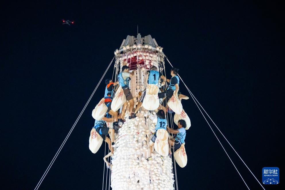 香港长洲“抢包山”引千余人感受传统文化魅力