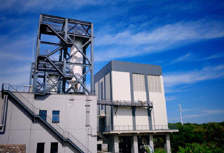 我国首个液体火箭发动机垂直高空模拟试验台建成