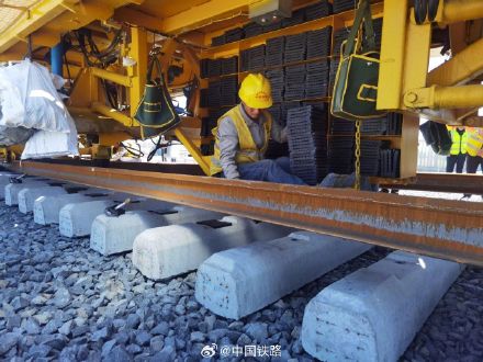 这条高铁全线开始铺轨！