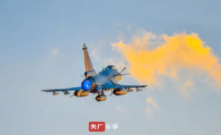 战机与晚霞同框画面绝了