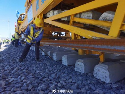 这条高铁全线开始铺轨！