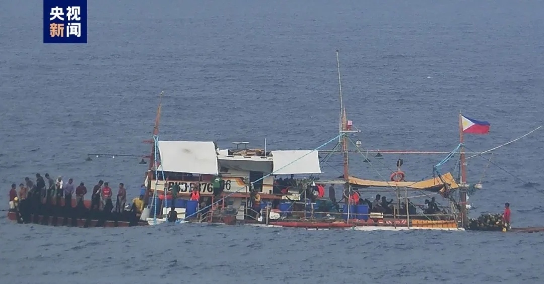菲律宾船只摆拍作秀，中国海警现场管制！