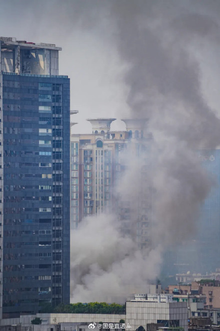 广州一服装批发市场起火，广州消防：搜救出1名人员，已无生命体征