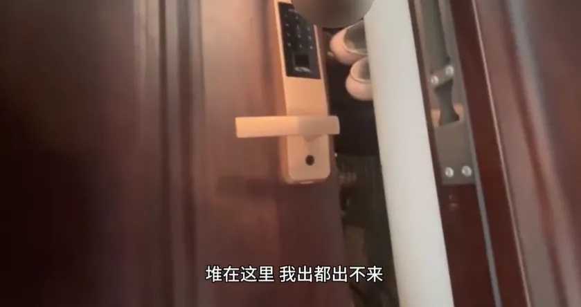 老人花100万网购，家中快递堆成山，却一个也不拆……