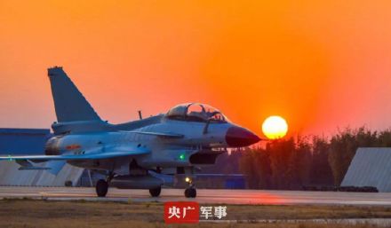 战机与晚霞同框画面绝了