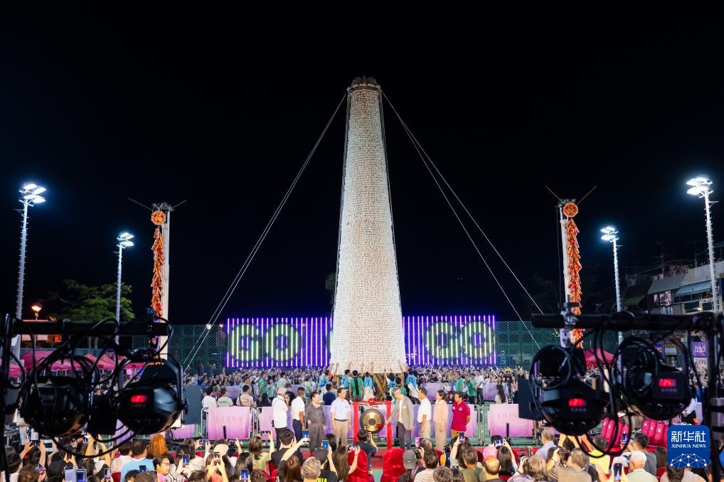 香港长洲“抢包山”引千余人感受传统文化魅力