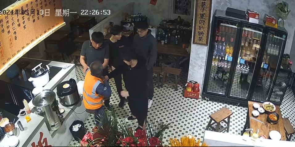 “看哭了”，老人垃圾桶捡食剩菜，餐馆老板送上热饭......